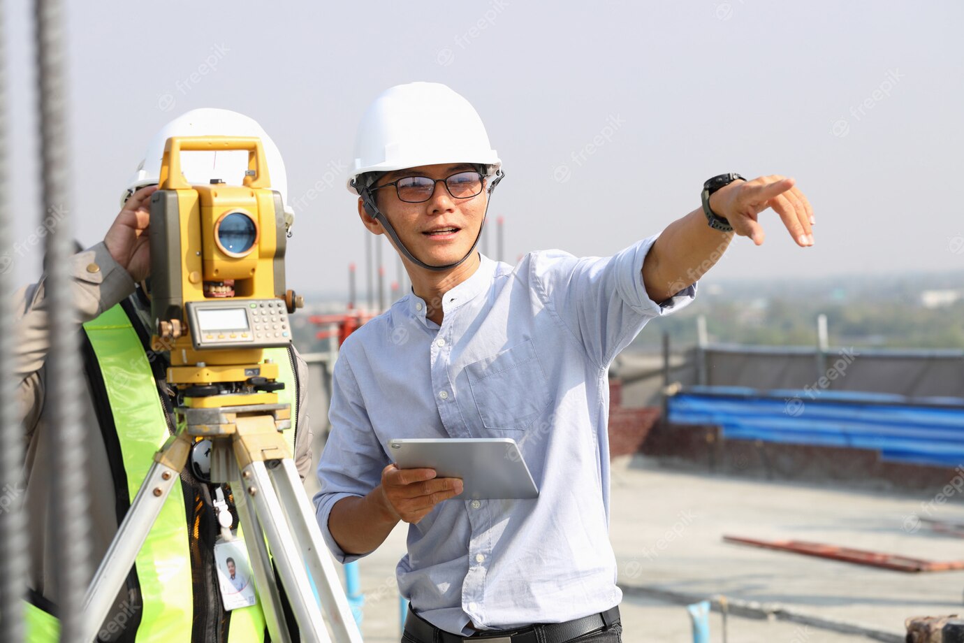 1690275450102848.jpg engineers-staff-are-inspecting-buildings-using-theodolite_44602-160.jpg